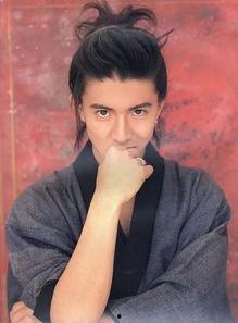 带镐明星男,带镐明星的青春风采