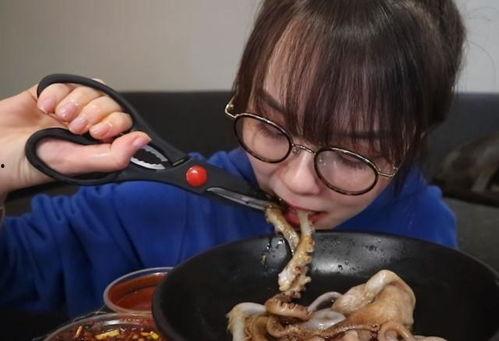 网红阿姨生吃八爪鱼